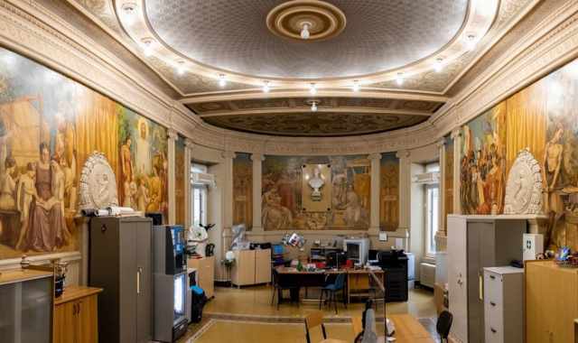 Bari, quei magnifici affreschi di Mario Prayer "ospitati" nella segreteria di una scuola